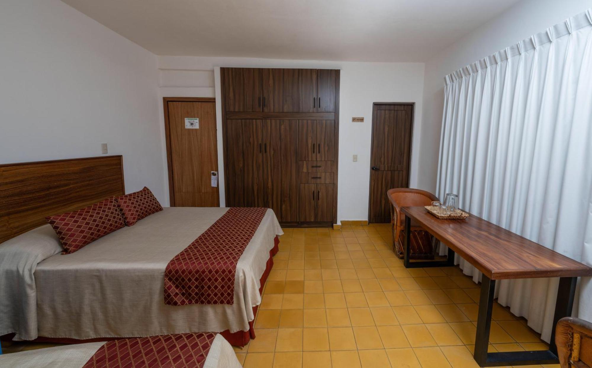 Hotel Encino Malecon Centro بويرتو فالارتا الغرفة الصورة